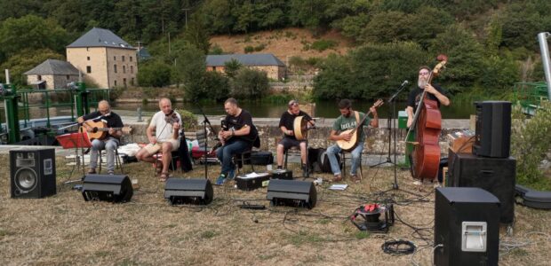 Groupe Eanàair jouant la musique irlandaise sur les bord de la Mayenne, écluse de la Benâtre, ORIGNE